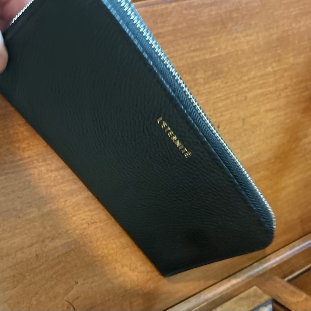 L Eternite Women’s Zippered Black Wallet - Picture 9 of 11